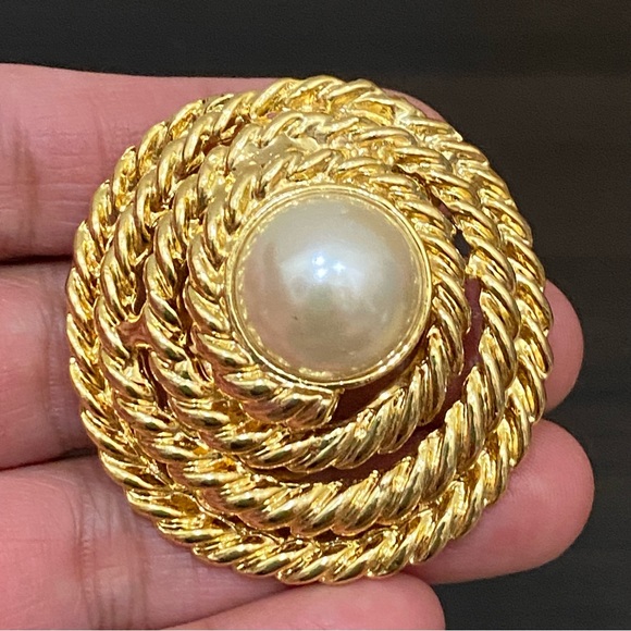 Vintage Unsigned Large Faux Pearl Twisted Rope Gold-tone Scarf Clip - Picture 4 of 11